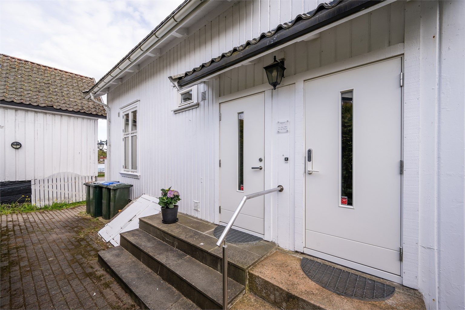 Det er en inngangsdør til hybelen og en til hovedenheten. Det er i dag åpnet opp mellom hybelen og hoveddelen i gangen. 