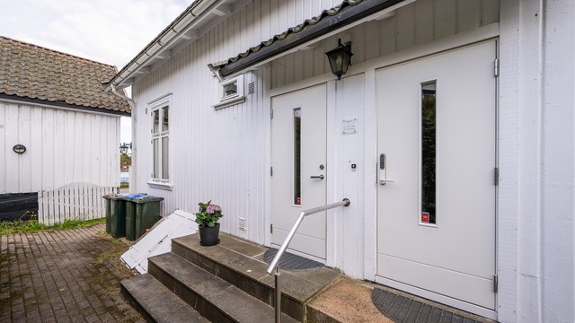 Det er en inngangsdør til hybelen og en til hovedenheten. Det er i dag åpnet opp mellom hybelen og hoveddelen i gangen.
