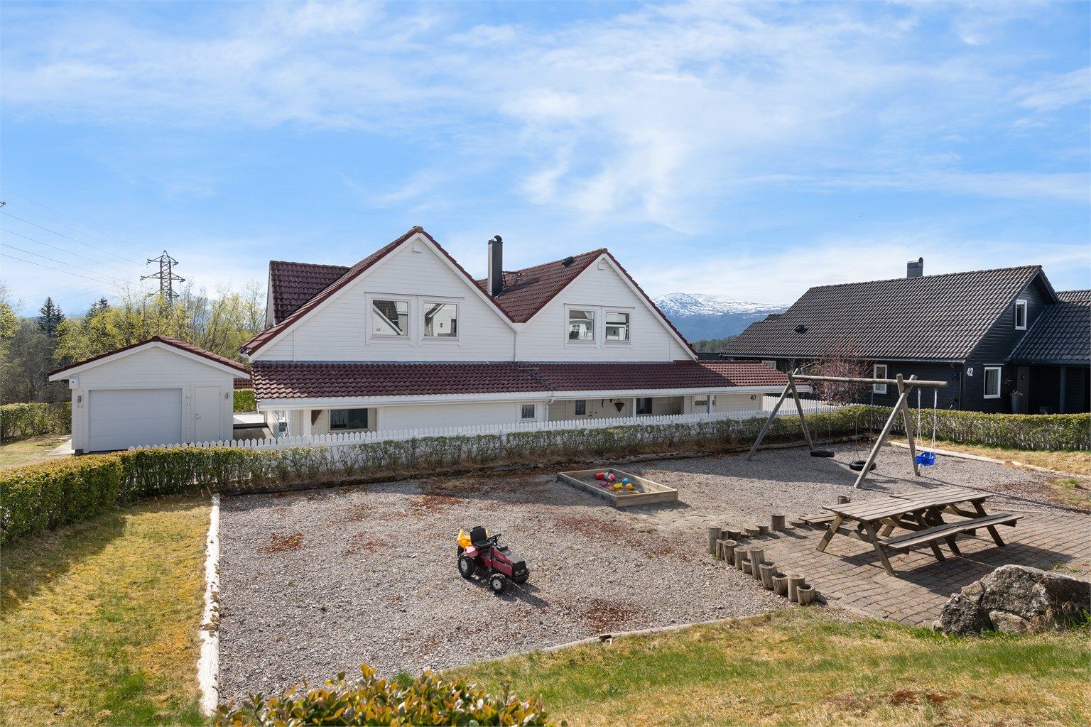 Trygt og barnevennlig med umiddelbar nærhet til felles lekeareal