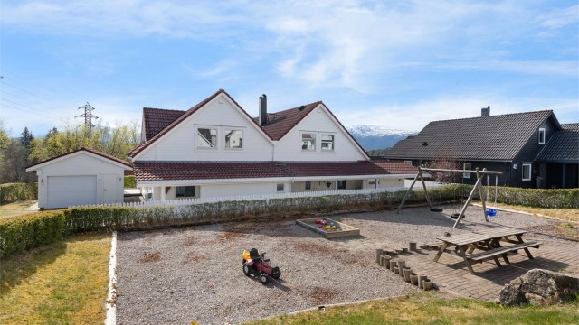 Trygt og barnevennlig med umiddelbar nærhet til felles lekeareal