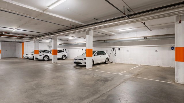 Leiligheten disponerer en garasjeplass i sameiets felles garasjeanlegg