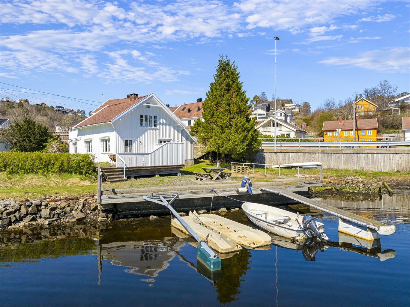 Eneboligen sett fra sjøsiden.