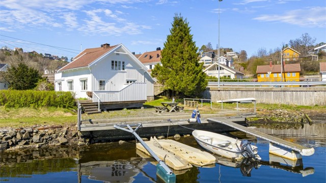 Eneboligen sett fra sjøsiden.