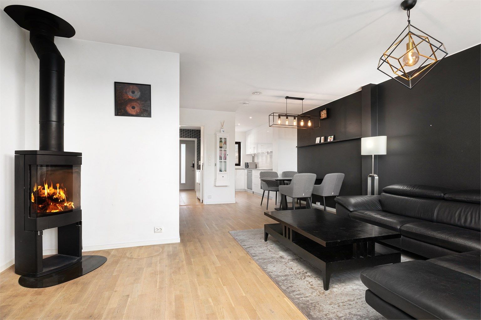 1.etg med åpen løsning mellom kjøkken og stue med god plass til spisestue