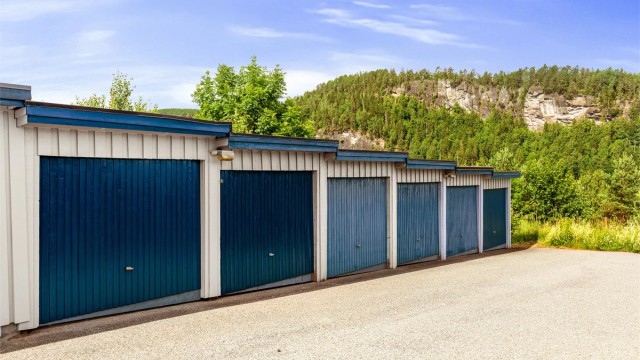 Eiendommen har parkering i felles garasjerekke.