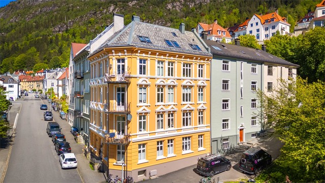 Fra leiligheten er det en kort spasertur til Bryggen og sentrumskjernen.