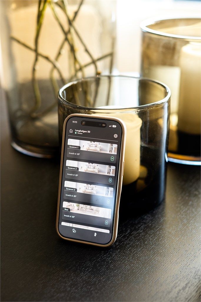 Boligen er utstyrt med smarthjem-teknologi for enkel styring av varme og belysning.