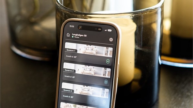 Boligen er utstyrt med smarthjem-teknologi for enkel styring av varme og belysning.