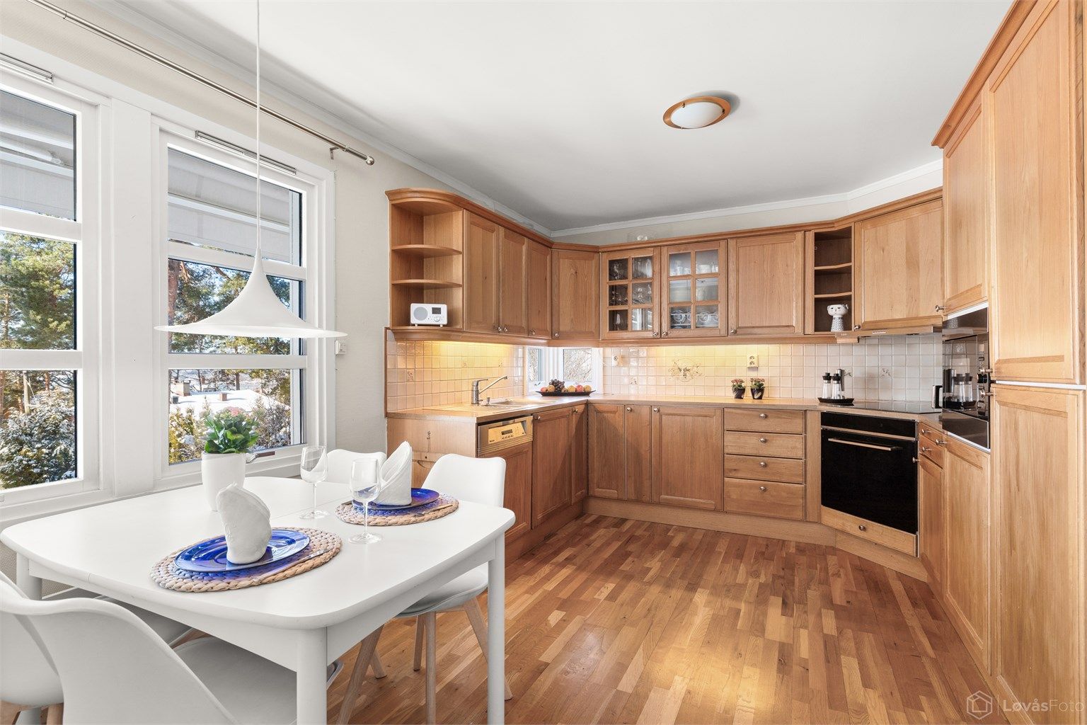 Rommet har godt med skap- og benkeplass, samt en hyggelig spiseplass ved vinduet