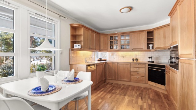 Rommet har godt med skap- og benkeplass, samt en hyggelig spiseplass ved vinduet