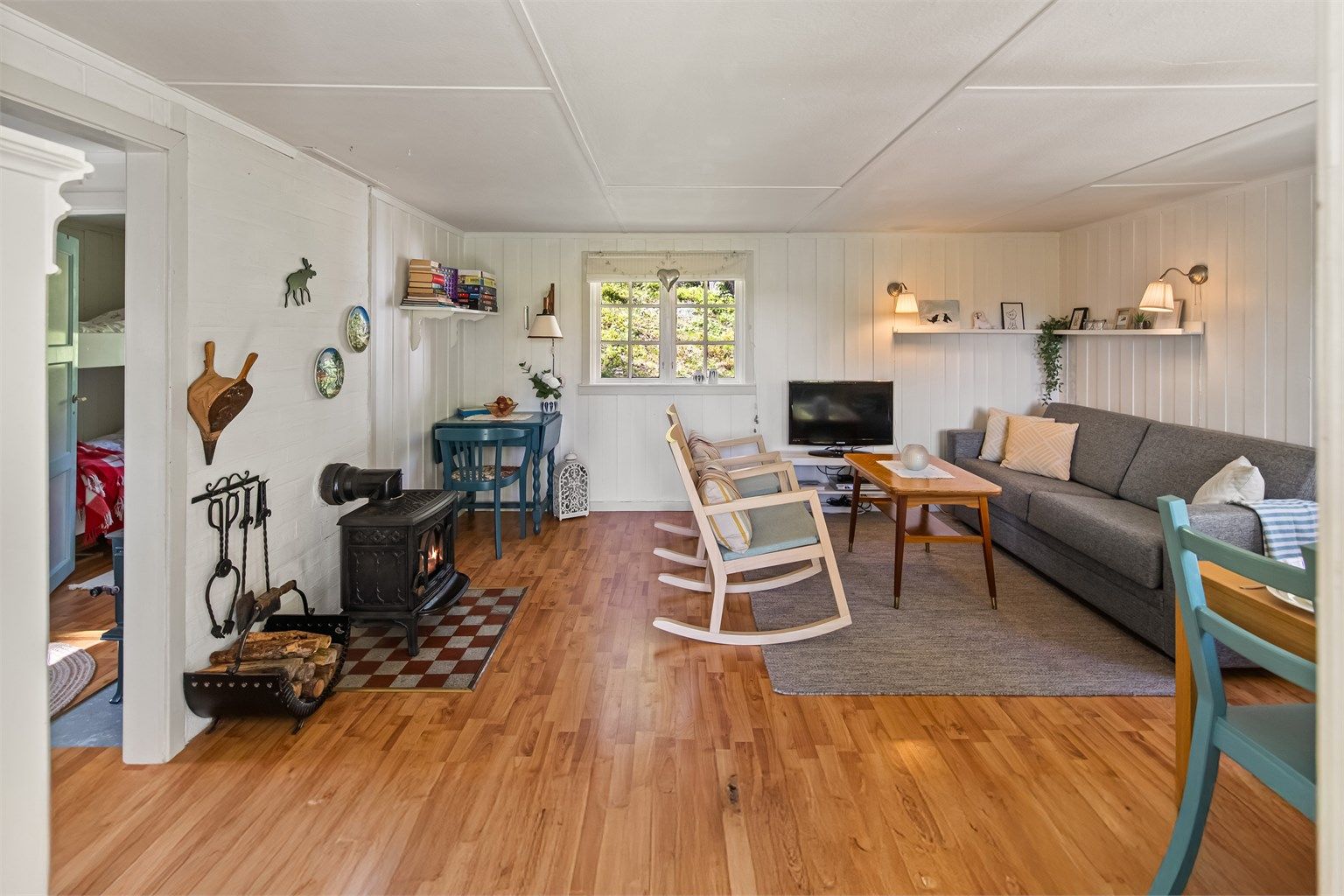 Stuen har god plass til både spisegruppe og egen sovesofa.