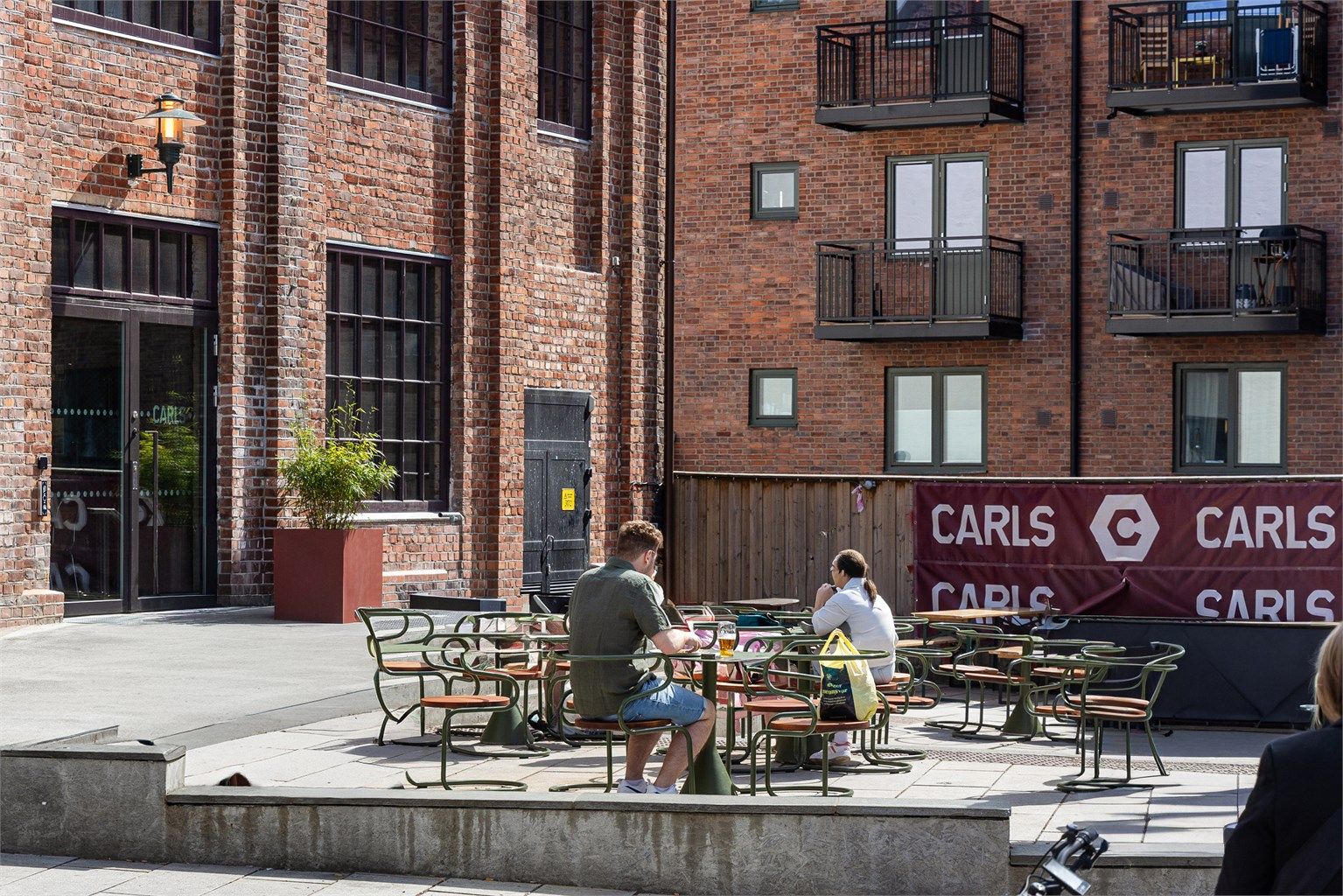 Carls, et populært samlingspunkt, ligger like i nærheten.