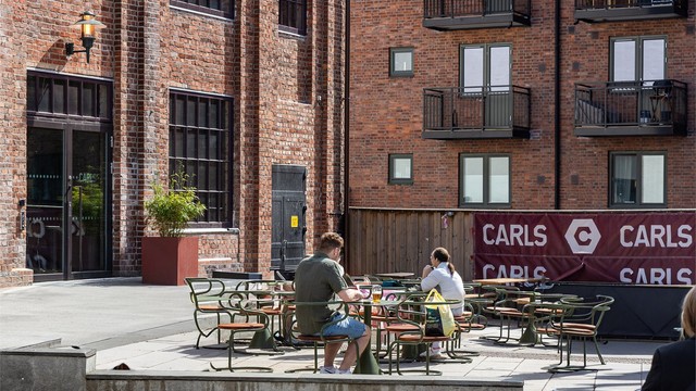 Carls, et populært samlingspunkt, ligger like i nærheten.