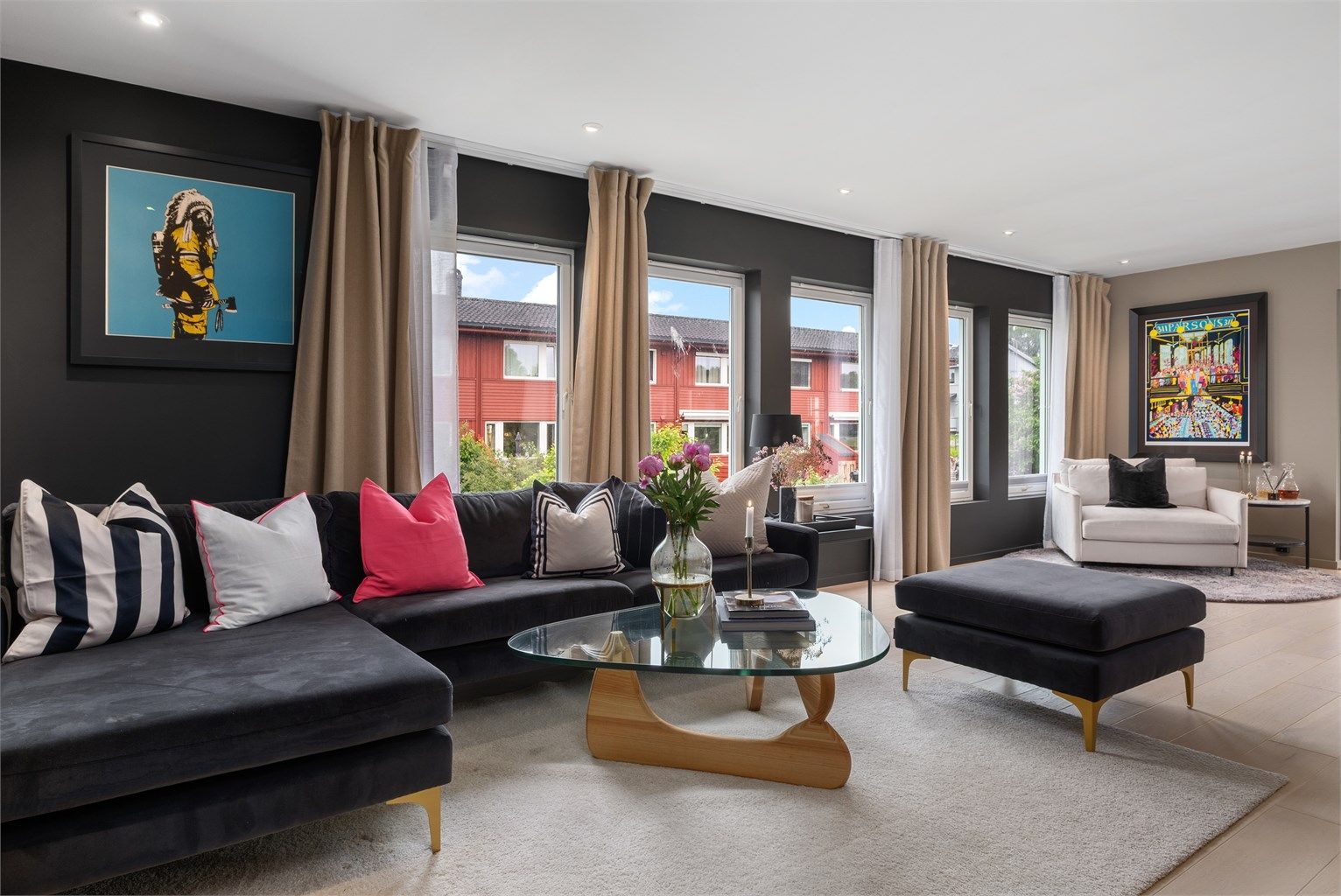 Boligen er gjennomgående lys og luftig med utstrakte vindusflater som sikrer rikelig med naturlig dagslys. 