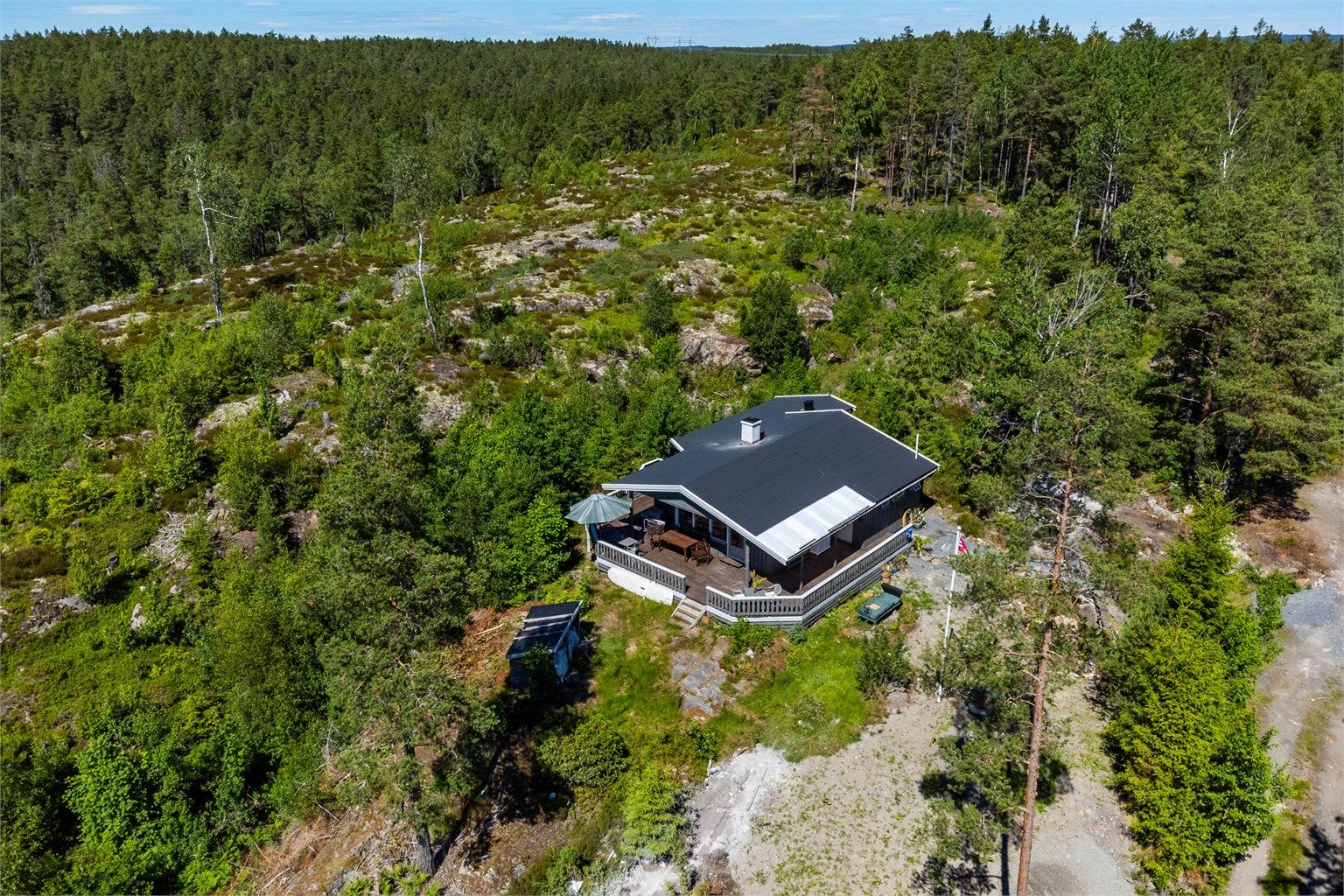 Tidlig på 2000-tallet ble hytta utvidet med tilbygg mot vest der blant annet spisestue og bad inngår. Ny papp ble lagt over hele yttertaket i 2018.