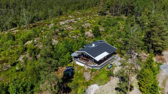 Tidlig på 2000-tallet ble hytta utvidet med tilbygg mot vest der blant annet spisestue og bad inngår. Ny papp ble lagt over hele yttertaket i 2018.