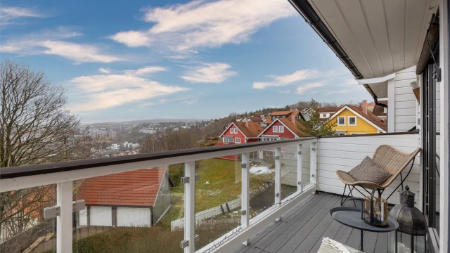 Rekkverket ble modernisert med glassfelter i 2024, noe som gir en åpen og uhindret utsikt.