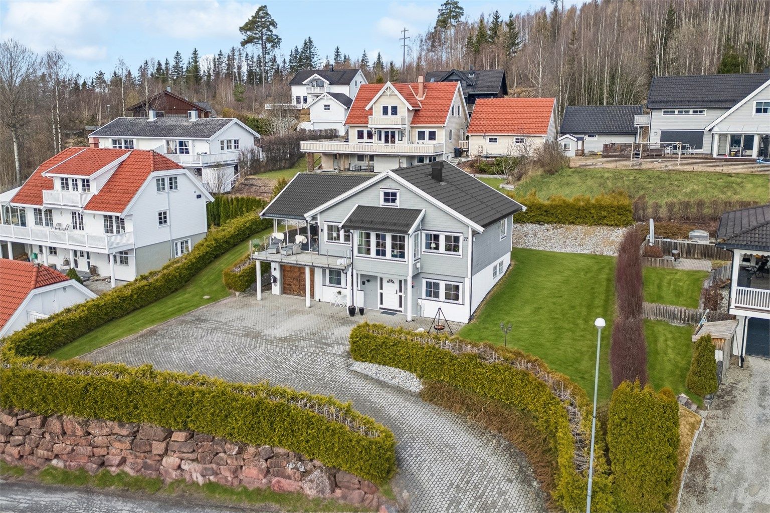 Fasade og innkjørsel