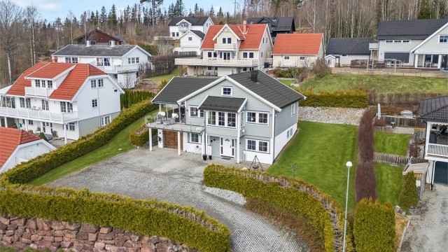 Fasade og innkjørsel