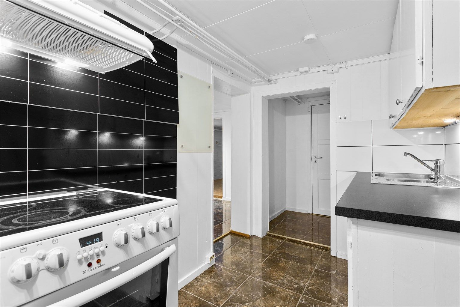 Flislagt felt samt Kitchenboard (e.l.) på vegger - Ikke bruksendret/omsøkt rom