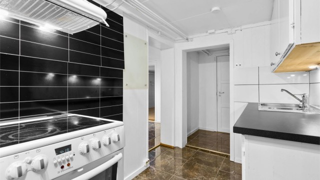 Flislagt felt samt Kitchenboard (e.l.) på vegger - Ikke bruksendret/omsøkt rom