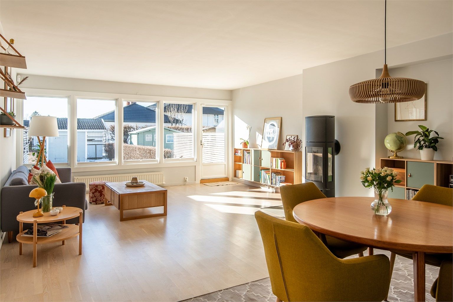 Den åpne stuen har plass til både sofagruppe og spiseavdeling.
