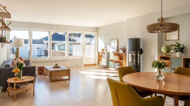 Den åpne stuen har plass til både sofagruppe og spiseavdeling.