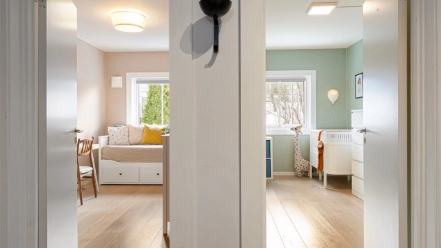 En praktisk soveromsavdeling ligger adskilt fra de sosiale sonene i leiligheten.