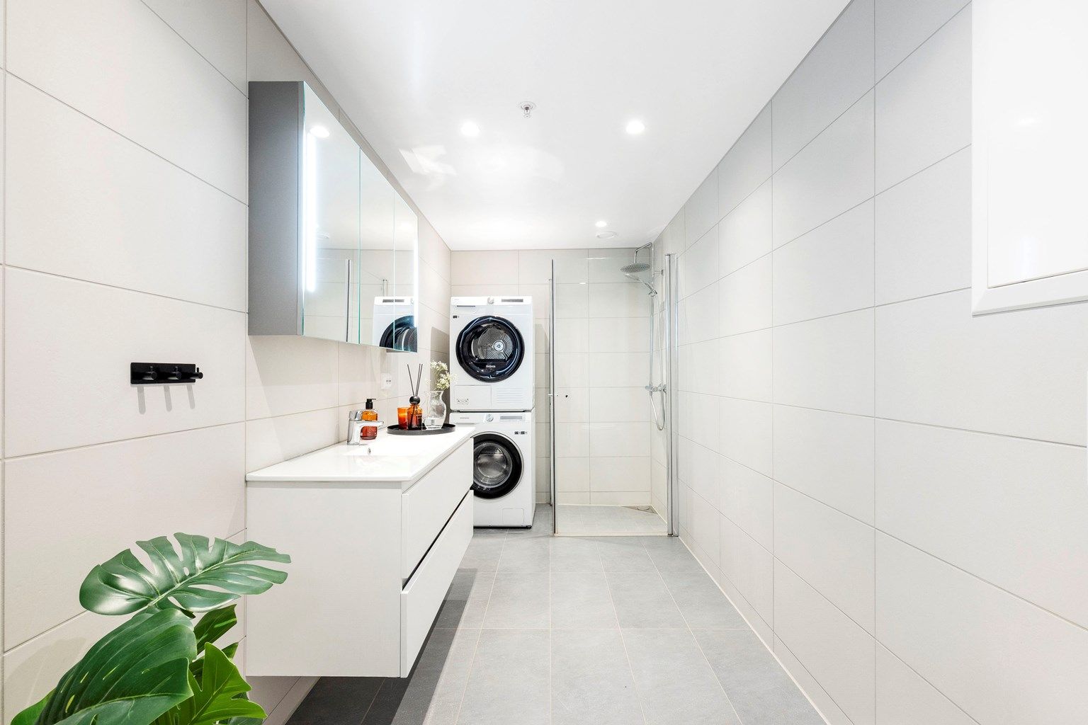 Lyst og pent helfliset bad med varmekabler