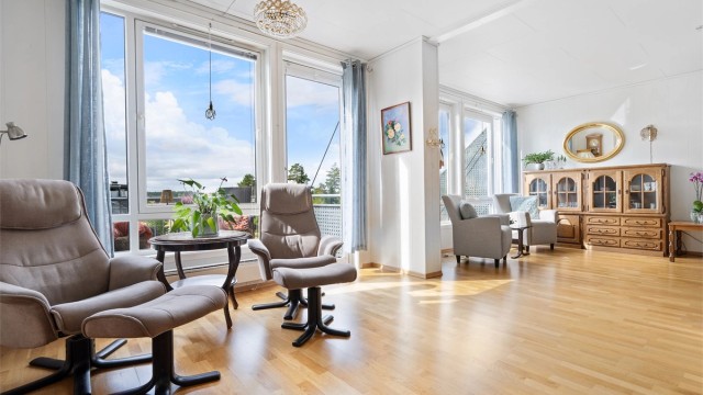 Fra stuen har man adkomst til leilighetens sydvendte balkong