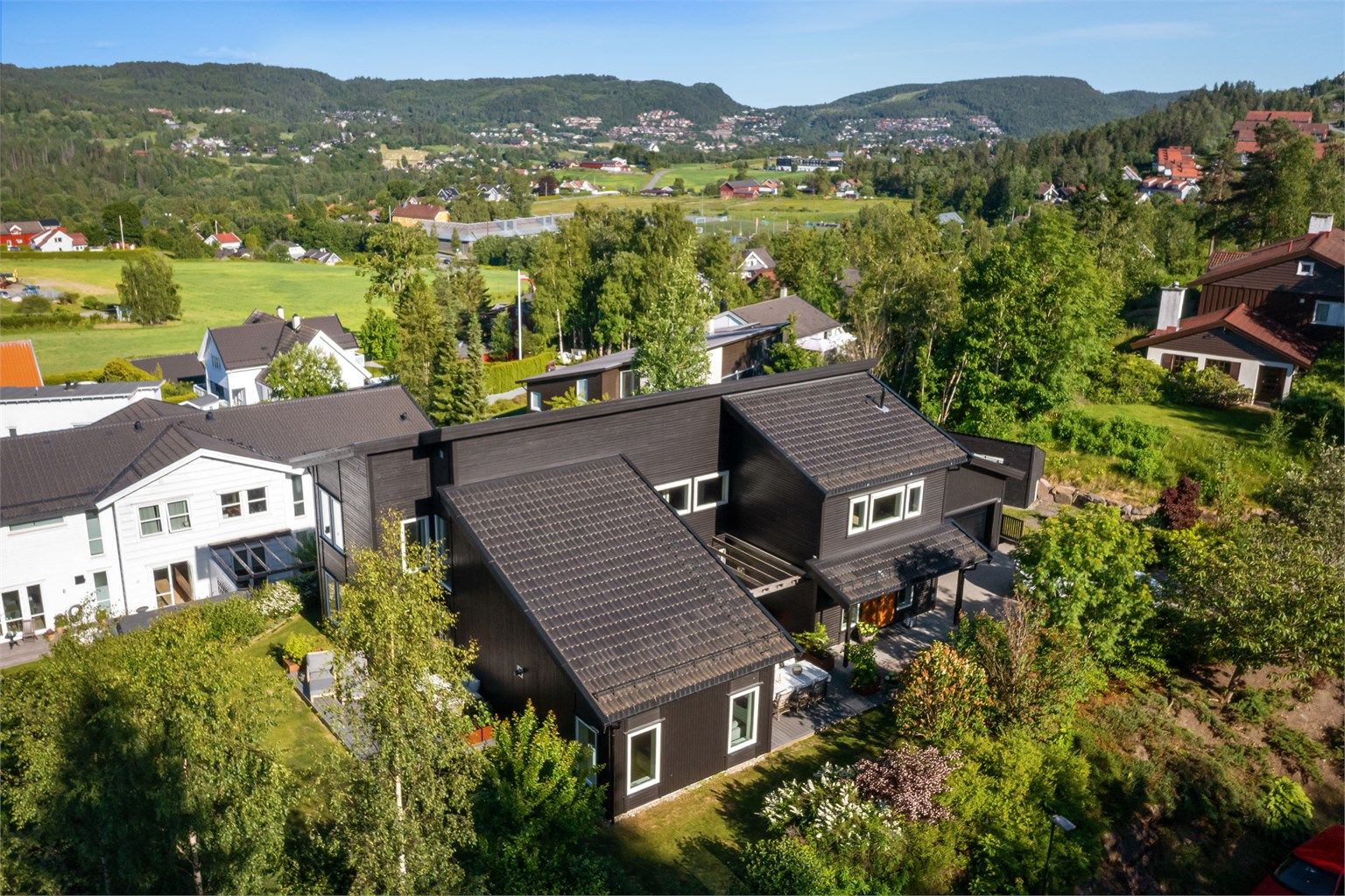 Boligen har en nydelig beliggenhet i idylliske omgivelser i Lommedalen