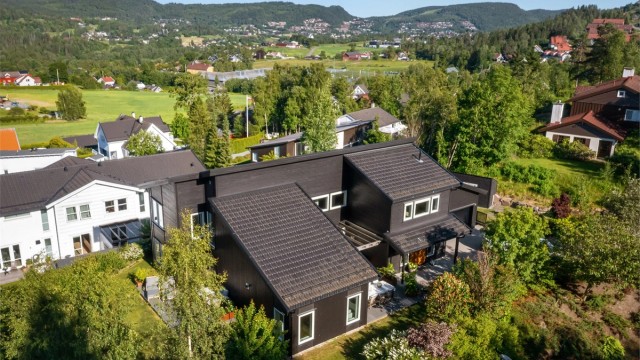 Boligen har en nydelig beliggenhet i idylliske omgivelser i Lommedalen