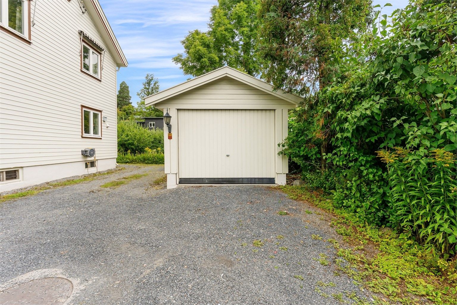 Parkering i garasje på ca. 20 kvm. Gårdsplassen er gode parkeringsmuligheter til flere biler