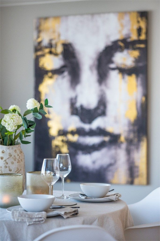  I tilknytning til kjøkkenet og stuen er det innredet med en hyggelig spisegruppe.