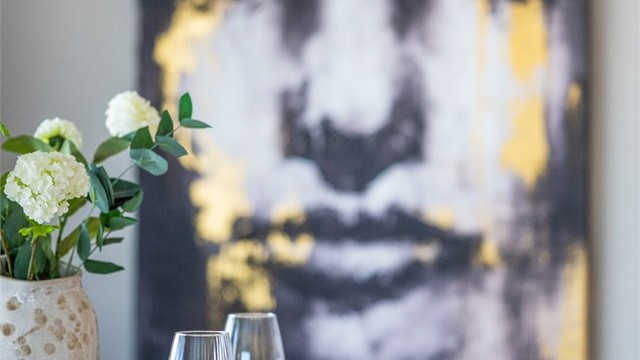 I tilknytning til kjøkkenet og stuen er det innredet med en hyggelig spisegruppe.