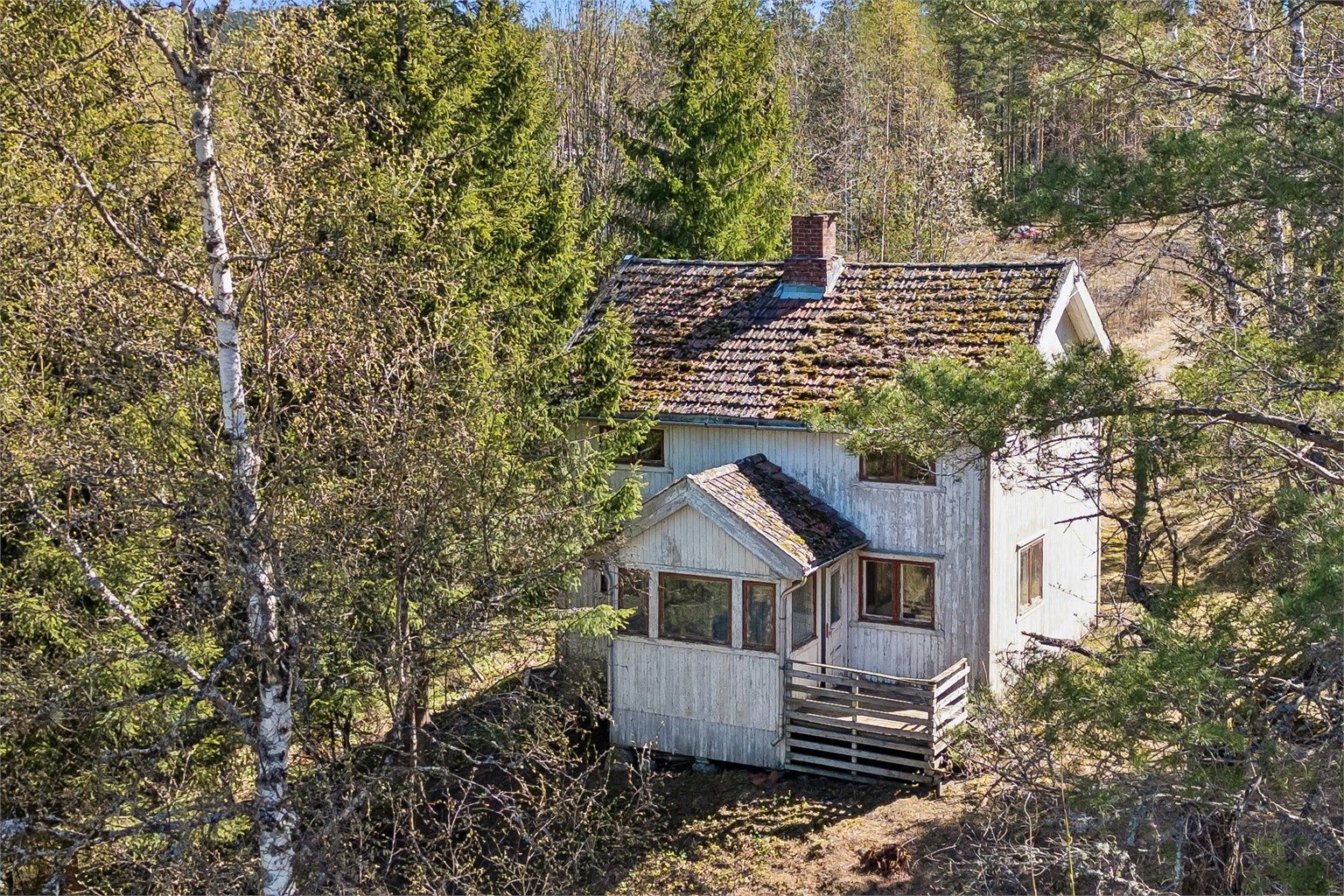Boligen bærer preg av slitasje og etterslep av vedlikehold, så full renovering må påregnes