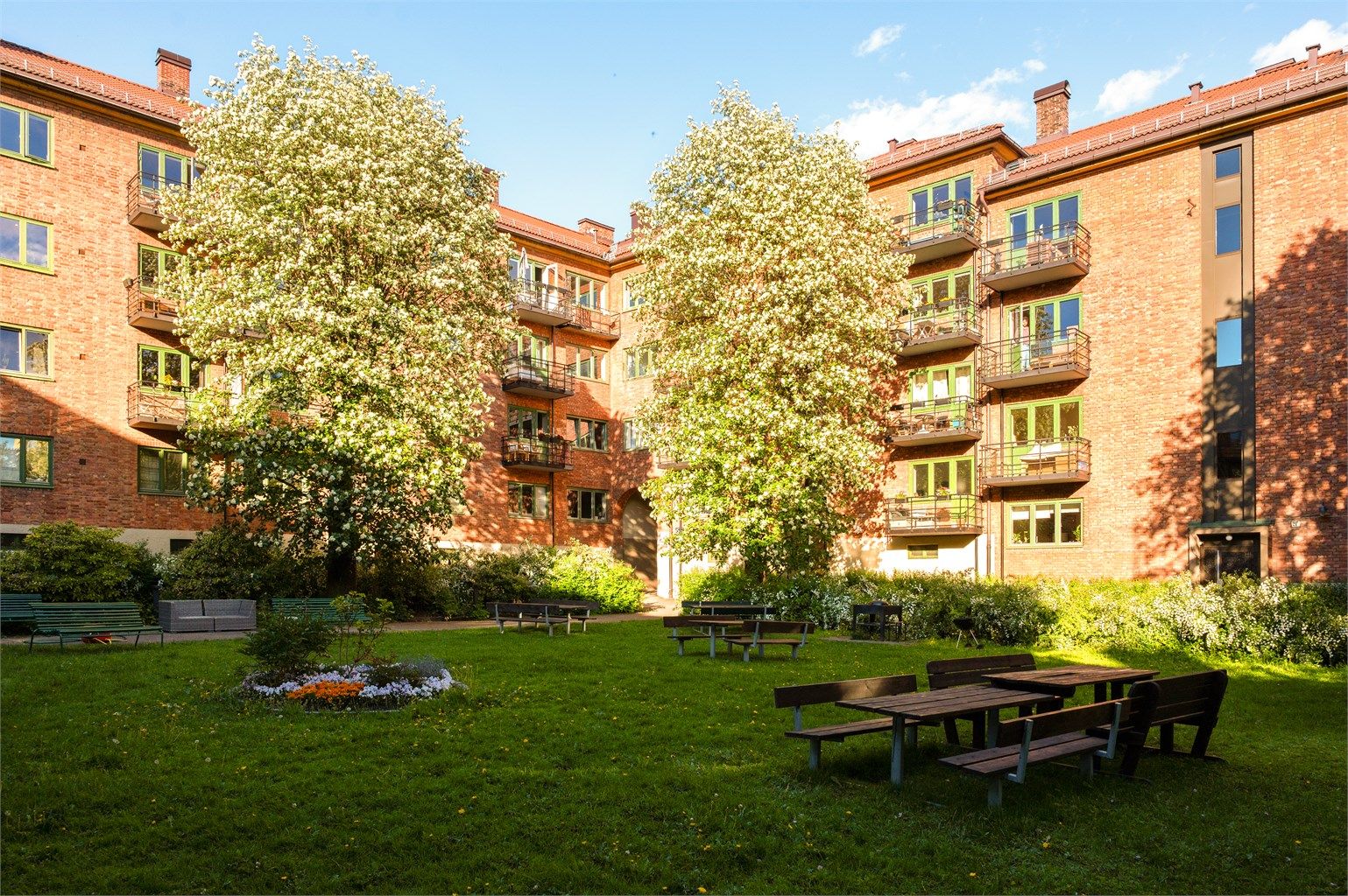 Bygården fra 1933 har en stor, skjermet bakgård med grøntarealer og sittegrupper for beboerne.
