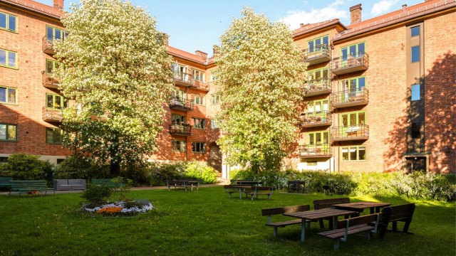 Bygården fra 1933 har en stor, skjermet bakgård med grøntarealer og sittegrupper for beboerne.