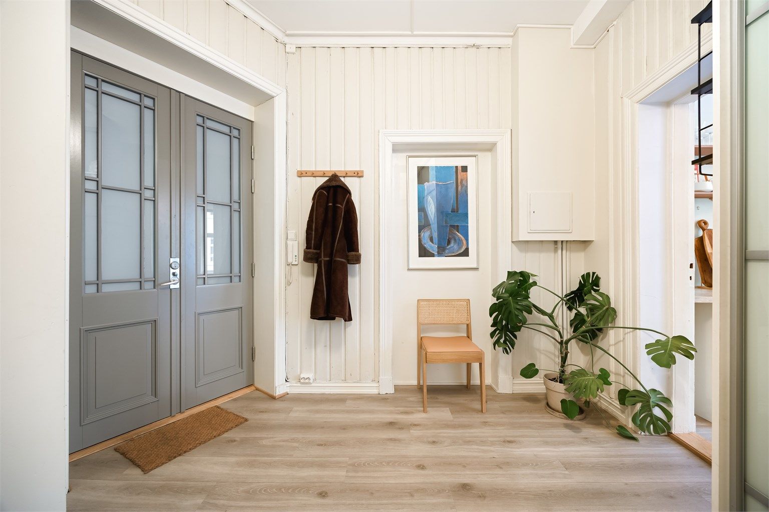 Lys og innbydende entré som gir et svært godt førsteinntrykk av leiligheten. God plass til å henge av seg yttertøy og sette fra seg sko i garderobeskap.