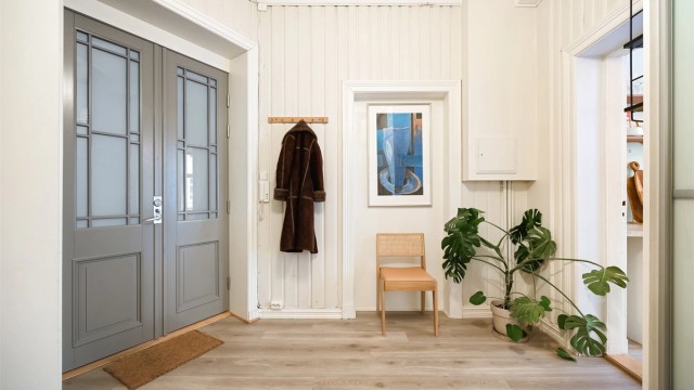 Lys og innbydende entré som gir et svært godt førsteinntrykk av leiligheten. God plass til å henge av seg yttertøy og sette fra seg sko i garderobeskap.