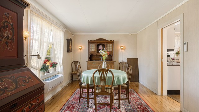 Spisestuen har tregulv og god plass til et stort spisebord.
