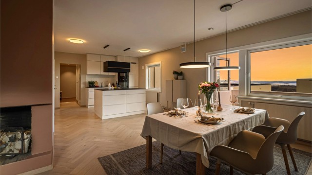 Velkommen til Silurveien 42, en påkostet, lys og tiltalende 4-roms selveier toppleilighet - med attraktiv beliggenhet på Ullernåsen og fantastisk utsikt! Foto: Trond Walsø / Walso Work