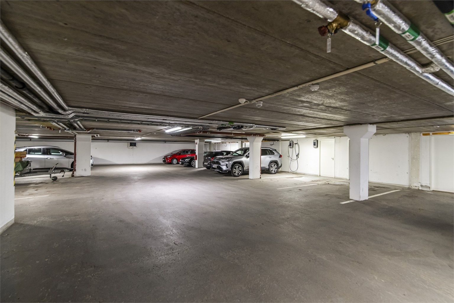 Garasjeplass med el bil lader medfølger leiligheten. Bod i bakkant av p-plassen