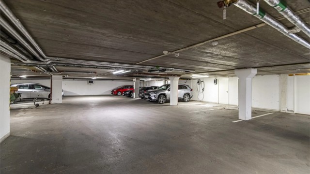Garasjeplass med el bil lader medfølger leiligheten. Bod i bakkant av p-plassen