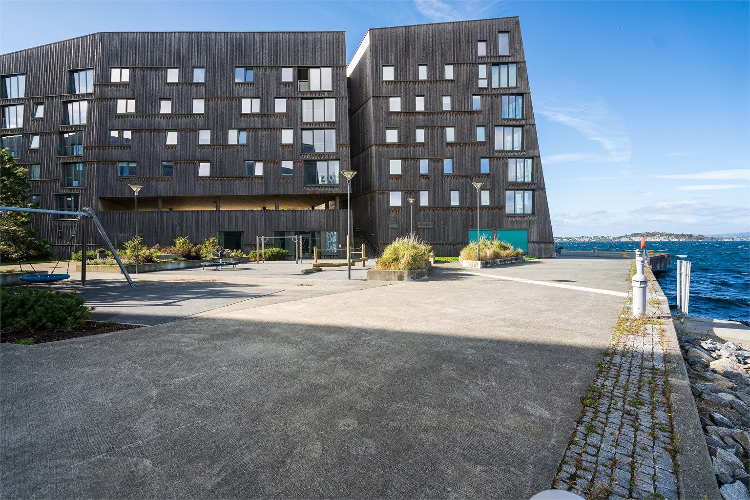 Sjønært, maritimt og et velholdt og fint område.