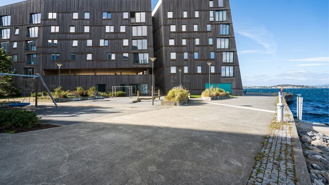 Sjønært, maritimt og et velholdt og fint område.