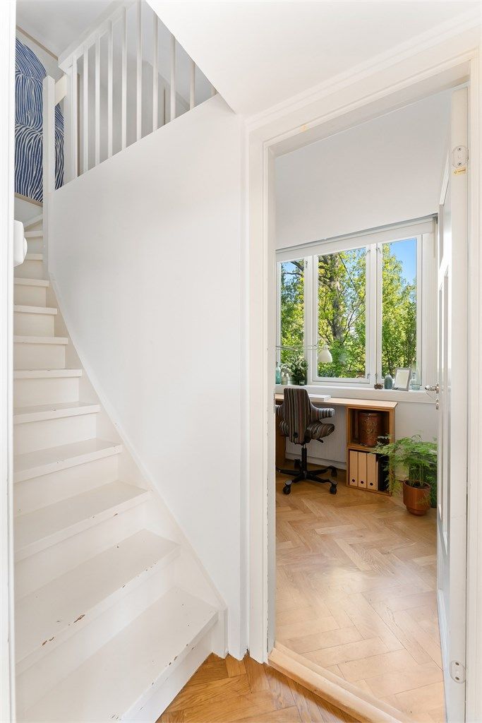 Trappen opp til hemsen er i malt tre og slipper lyset gjennom.