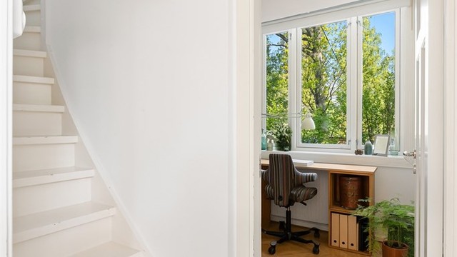 Trappen opp til hemsen er i malt tre og slipper lyset gjennom.