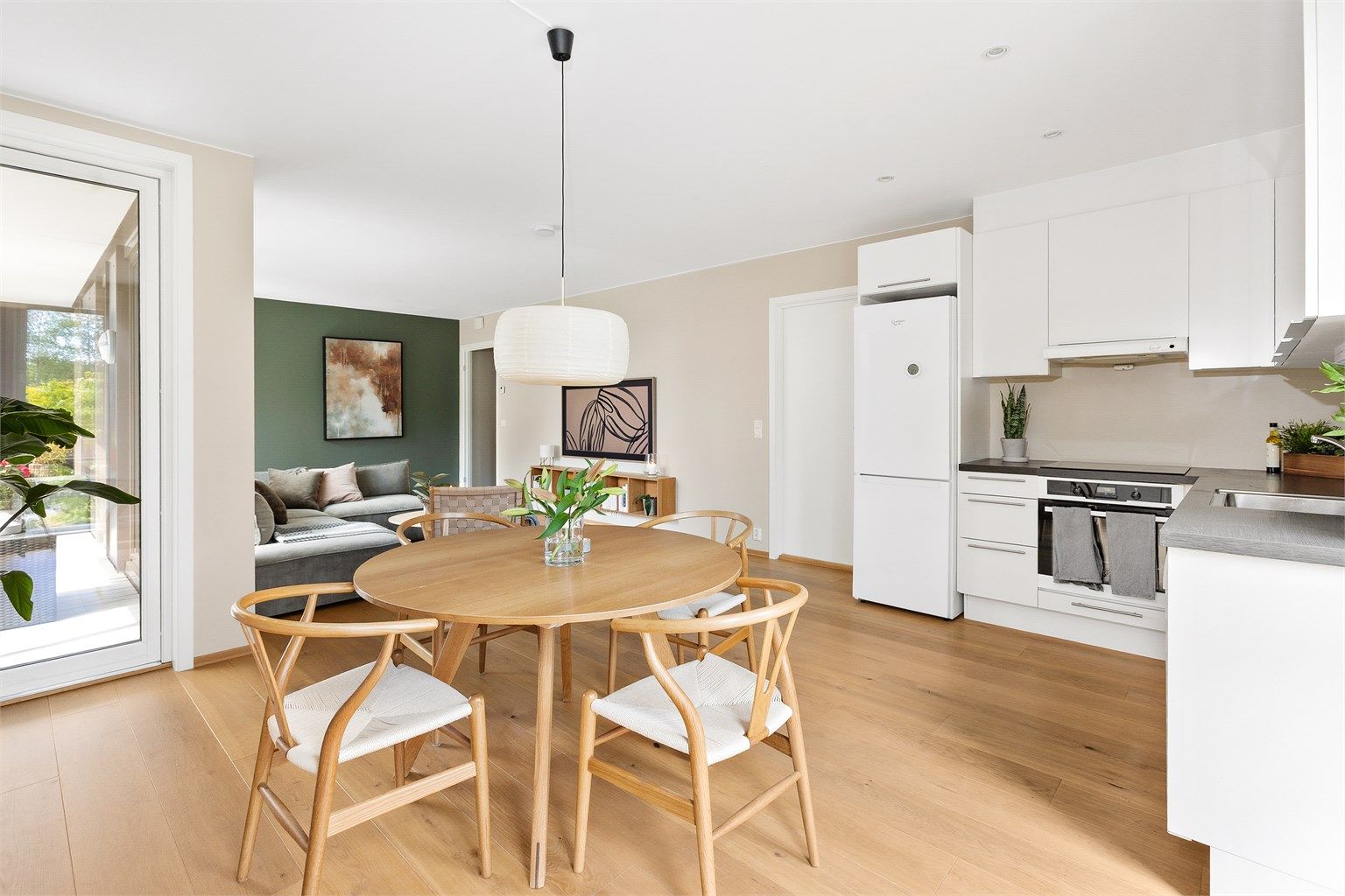 Stuen har godt med plass til både sofagruppe, TV-møblement og en koselig spiseplass.