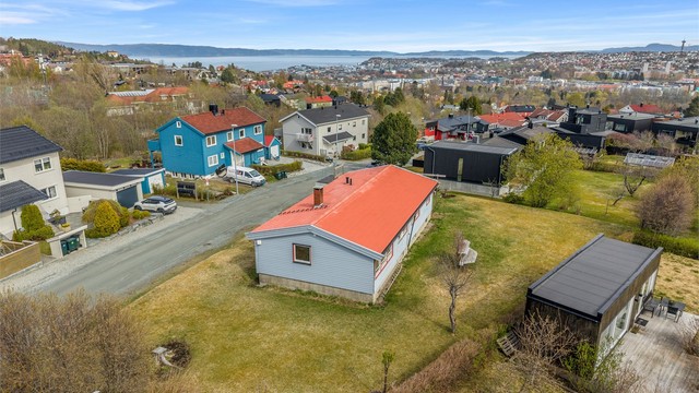 Fra eiendommen er det enkel tilgang til Trondheim sentrum, med gode buss- og trikkeforbindelser fra nærliggende holdeplasser.